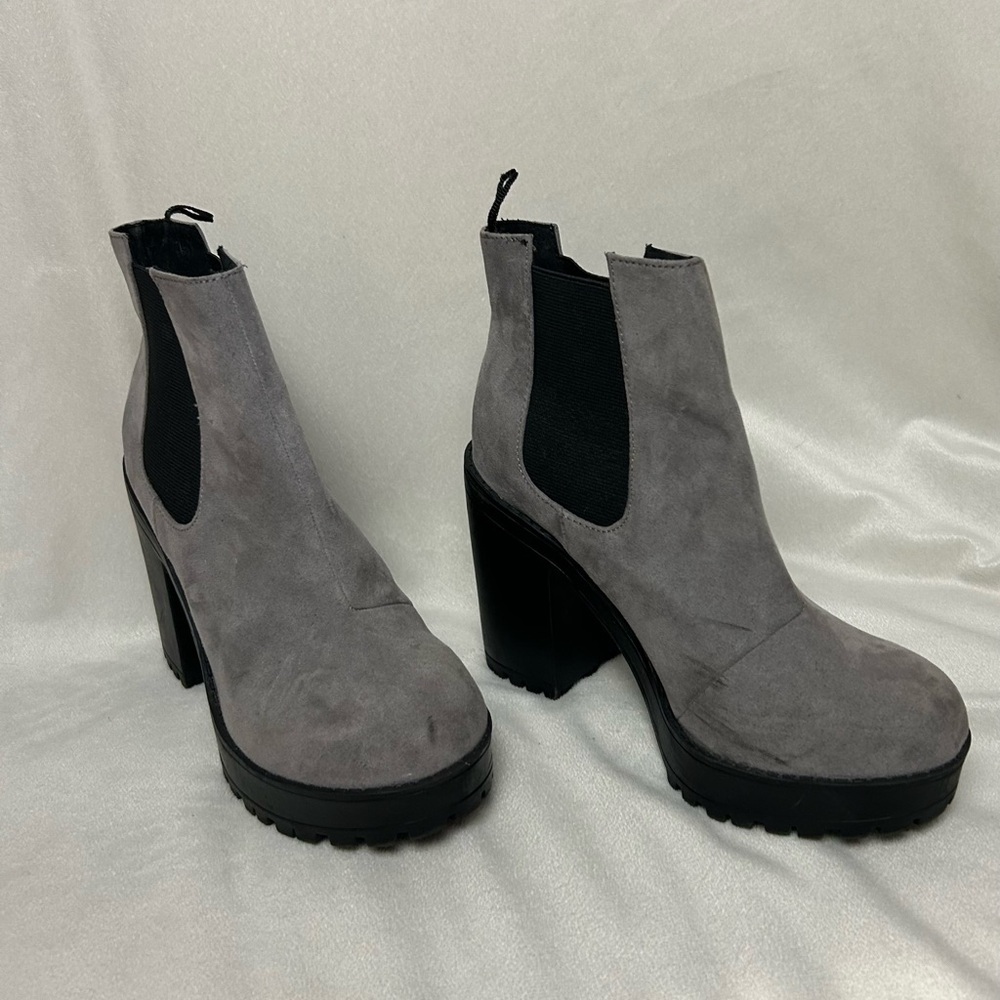 DIVIDED Gray Suede Women's Chunky Comfortable & Sturdy Ankle Boots Size 37 / 6.5
